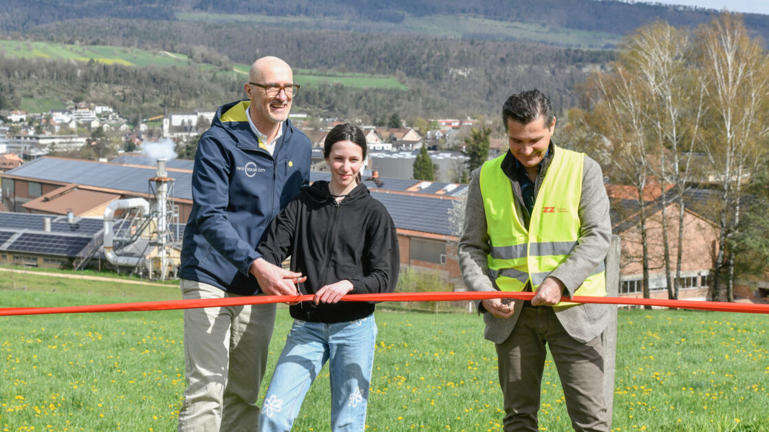 Das feierliche Durchschneiden des roten Bands übernahmen gemeinsam Michael Hohn von Swiss Solar City AG und seine Tochter zusammen mit unserem Geschäftsführer Michael Fritsche Einweihung PV-Anlage Laufen 240404