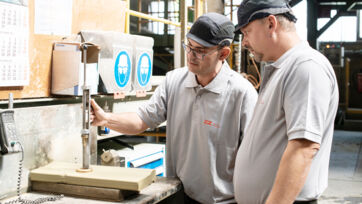 Qualitätscheck Dachziegel Team Istighofen Mitarbeiter