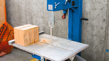 11. Couper la pièce d’ajustement à la scie à ruban Verarbeitungsbeispiele Wand