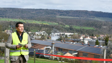 Geschäftsführer Michael Fritsche hält eine Rede Einweihung PV-Anlage Laufen 240404