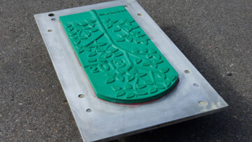 Das von Hand entworfene Muster wird dreidimensional eingelesen. Anhand dieser Vorlage schneidet die CNC-Maschine eine Mutterform aus Kunststoff. Feierabendziegel 2013
