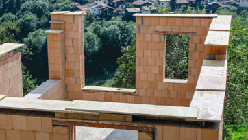 6. Offene Horizontalflächen, z.B. Mauerkrone, während der Bauphase schützen Verarbeitungsbeispiele Wand Öffnung