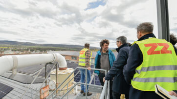 Die PV-Anlage wird näher von oben betrachtet Einweihung PV-Anlage Laufen 240404