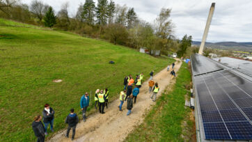 Besucher geniessen die Tour Einweihung PV-Anlage Laufen 240404