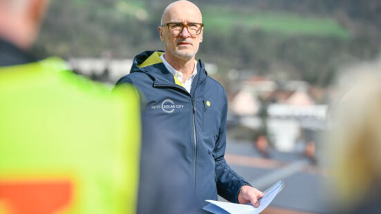 Michael Hohn VR Präsident von Swiss Solar City hält seine Rede Einweihung PV-Anlage Laufen 240404