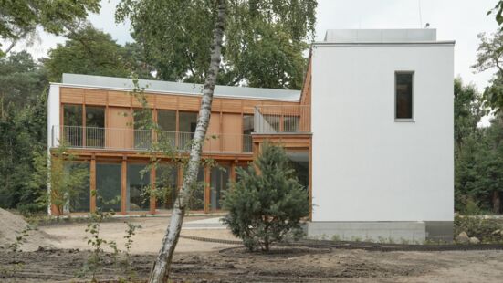 Erstlingswerk im polnischen Konstancin: Ewa Kaszuba plante das Wohnhaus für ein pensioniertes Ehepaar praktisch im Alleingang. Wilde Karte #08 Finalist Ewa Kaszuba