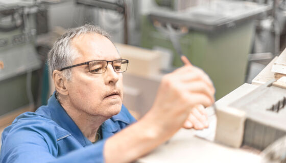 Kaspar Steger bringt feinste Korrekturen am Tonmodell an. Tonmodell