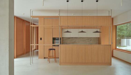 Auch der elegante Innenausbau mit viel Sichtholz stammt aus der Feder von Ewa Kaszuba. Wilde Karte #08 Finalist Ewa Kaszuba