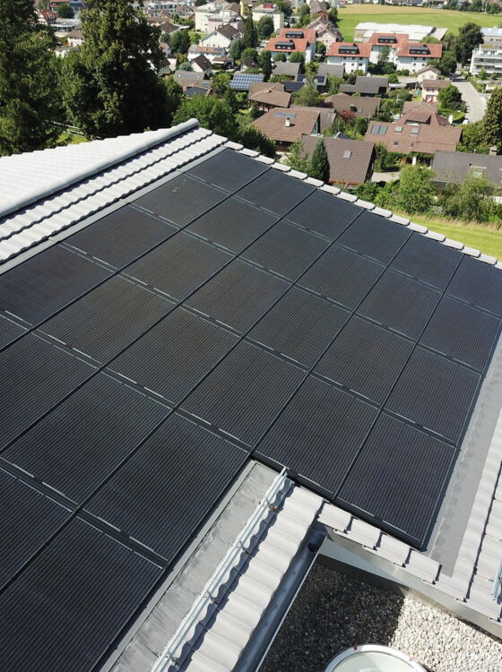 DCIM\100MEDIA\DJI_0029.JPG Referenzobjekt EFH Indach-Solarpaneele