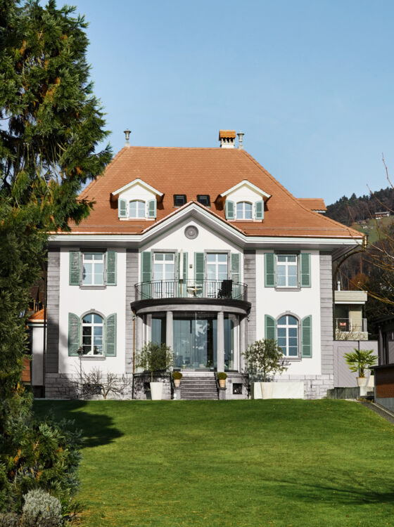 Manufacture Casta, toiture, Casta, bernoise, coupe pointue, rouge naturel, ZZ Wancor Bijou sur le lac de thoune